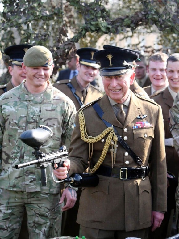 Le prince Charles était le 1er mars 2012 en visite chez les Welsh Guards, à la caserne d'Hounslow (ouest de Londres), pour le jour de la saint David. Il a profité de sa venue pour s'initier au paintball.