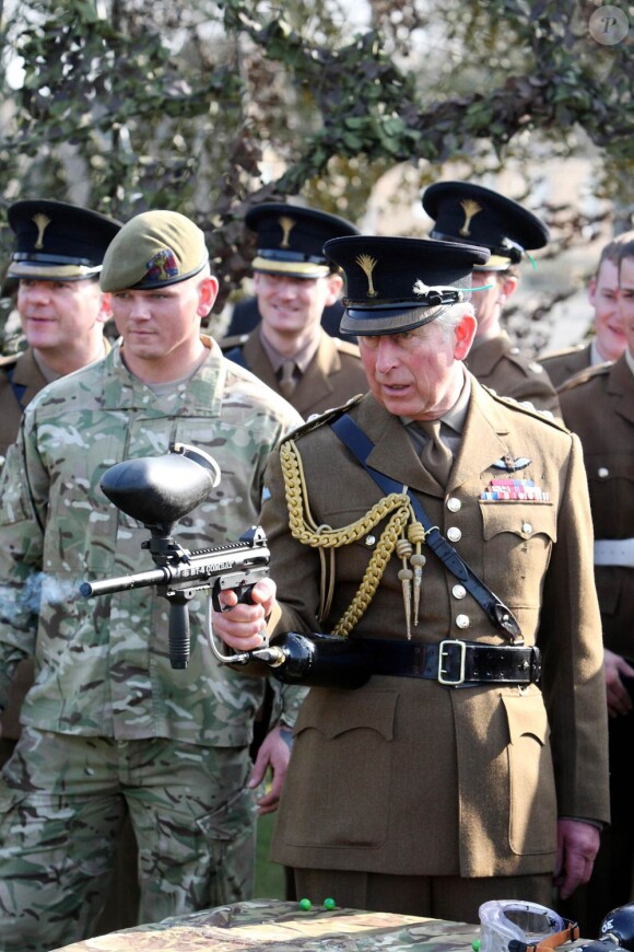 Le prince Charles était le 1er mars 2012 en visite chez les Welsh Guards, à la caserne d'Hounslow (ouest de Londres), pour le jour de la saint David. Il a profité de sa venue pour s'initier au paintball.