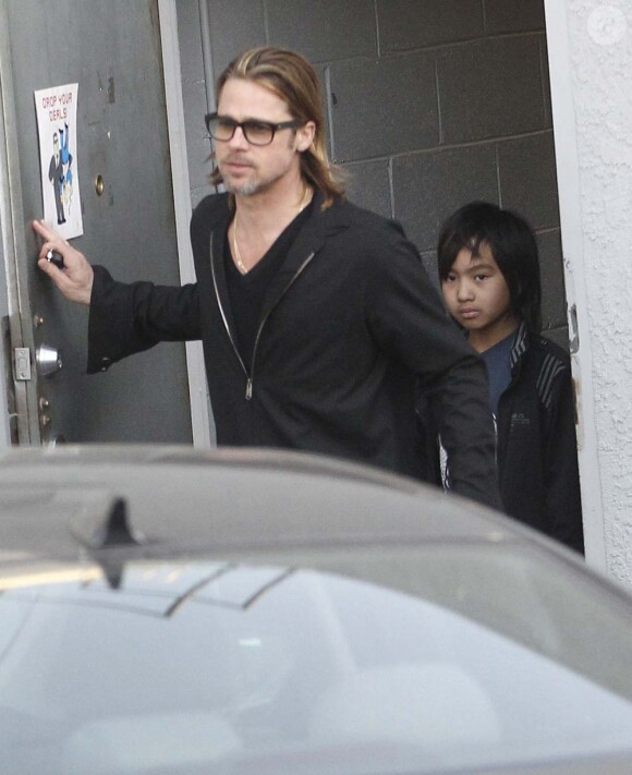 Brad Pitt et son fils Maddox à la sortie d'un magasin de guitares, à Los Angeles, le 1er mars 2012.