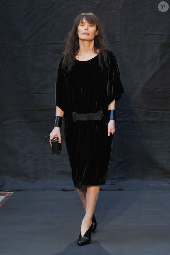 Bambou s'improvise mannequin lors du défilé Hermès à Paris, le 4 mars 2012.