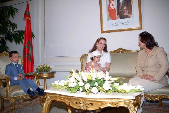 La princesse Lalla Khadija en visite en Tunisie avec sa mère la princesse Lalla Salma en juin 2009.