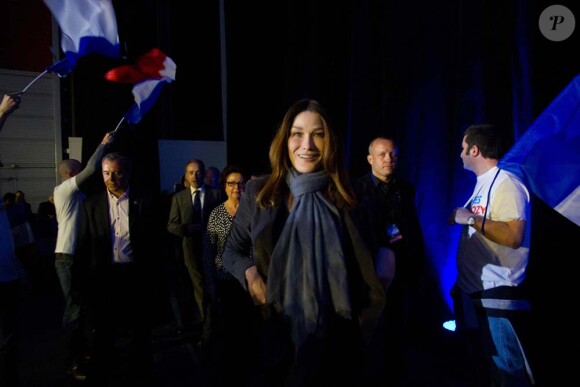 Carla Bruni au meeting de son époux Nicolas Sarkozy à Bordeaux, le 3 mars 2012. 