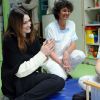 Carla Bruni en visite dans le cadre de sa Fondation, au centre Lapanouse-Debré de rééducation motrice, à Antony, le 5 mars 2012.
