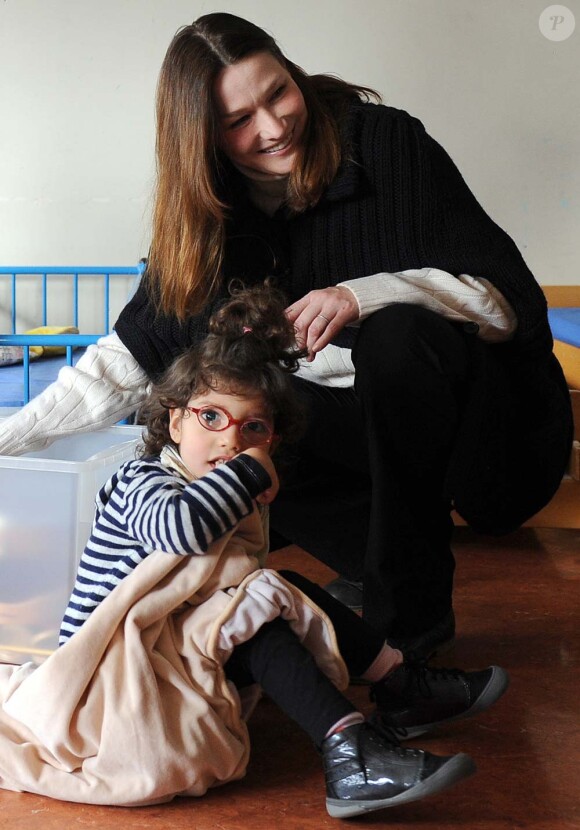 Carla Bruni en visite dans le cadre de sa Fondation, au centre Lapanouse-Debré de rééducation motrice, à Antony, le 5 mars 2012.