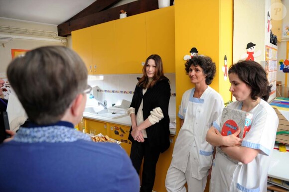 Carla Bruni discute avec le personnel du centre Lapanouse-Debré de rééducation motrice, à Antony, le 5 mars 2012.