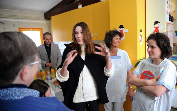Carla Bruni en visite dans le cadre de sa Fondation, au centre Lapanouse-Debré de rééducation motrice, à Antony, le 5 mars 2012.
