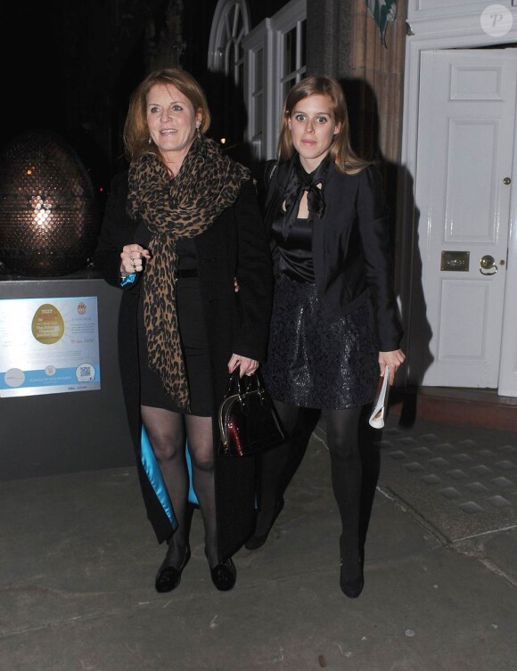 Sarah Ferguson et sa fille la princesse Beatrice d'York à la sortie du Harry's Bar dans Mayfair, à Londres, le 5 mars 2012.