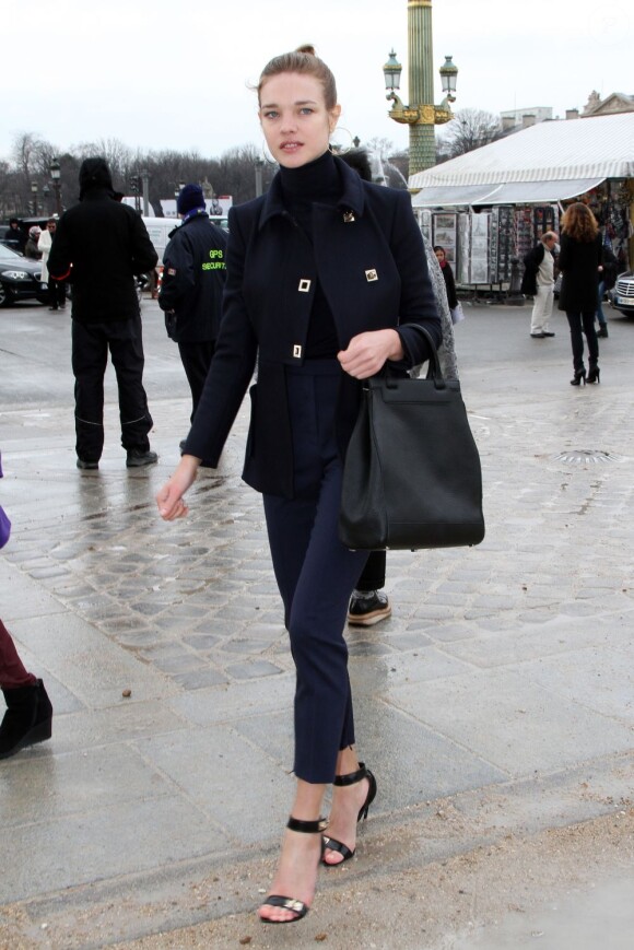 Natalia Vodianova à son arrivée au défilé Valentino le 6 mars 2012