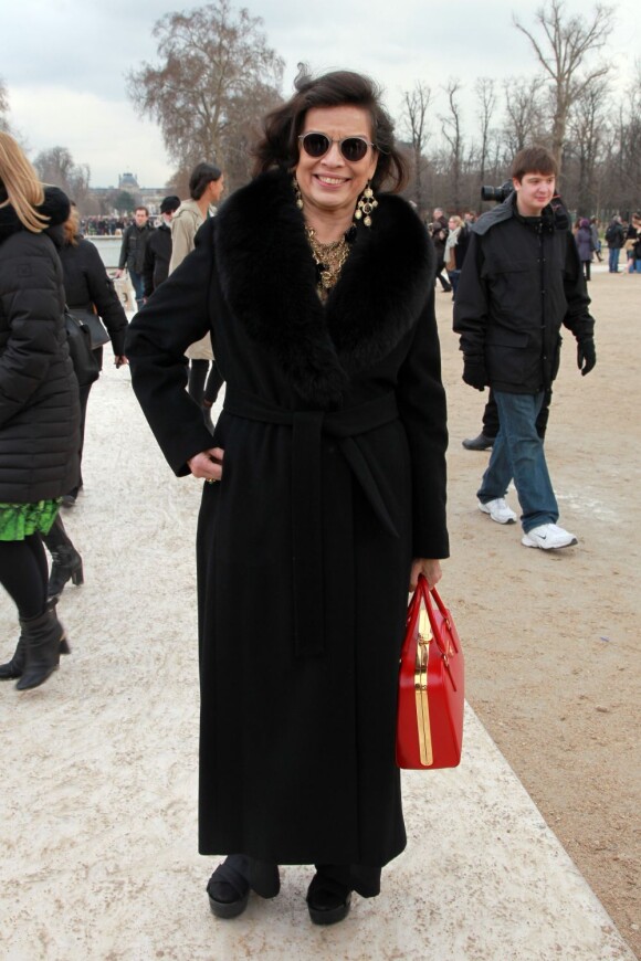 Bianca Jagger, toujours aussi chic, lors de son arrivée au défilé Valentino le 6 mars 2012