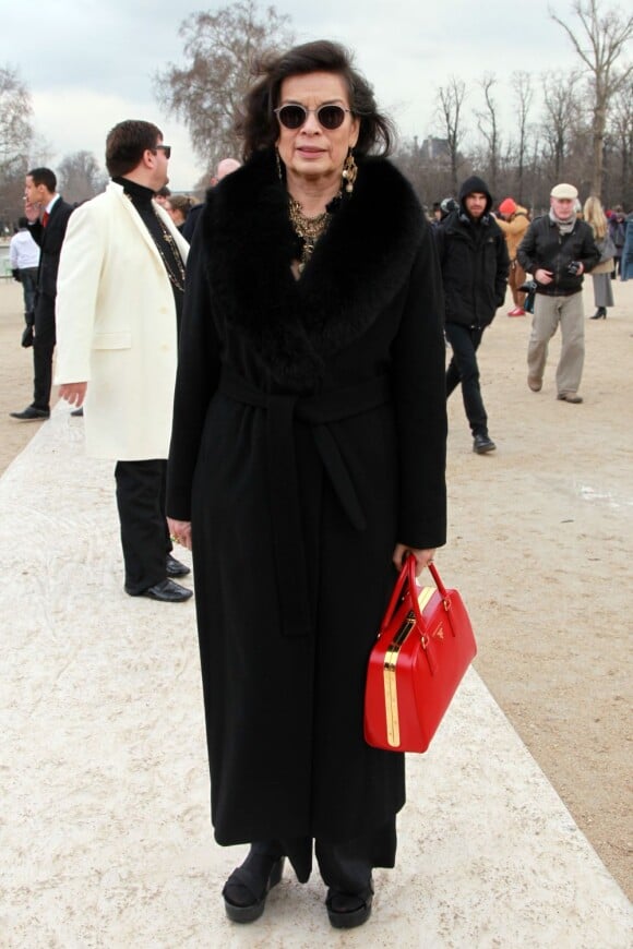 Bianca Jagger, toujours aussi chic, lors de son arrivée au défilé Valentino le 6 mars 2012