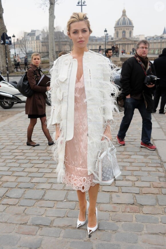 Abbey Clancy lors de son arrivée au défilé Louis Vuitton le 7 mars 2012