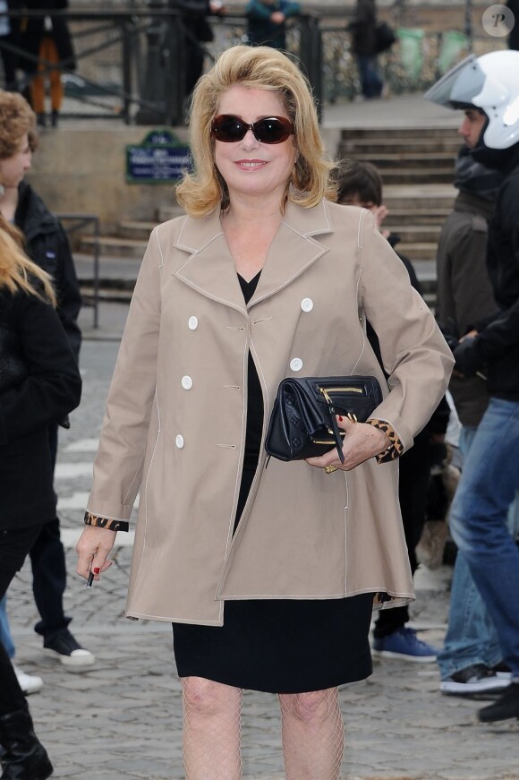Catherine Deneuve lors de son arrivée au défilé Louis Vuitton le 7 mars 2012