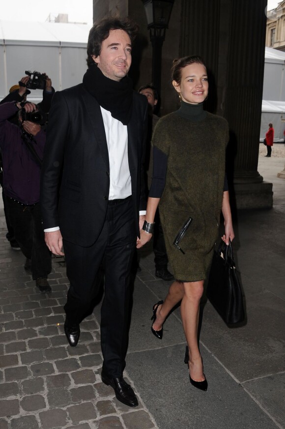 Bernard Arnault et Natalia Vodianova lors de leur arrivée au défilé Louis Vuitton le 7 mars 2012