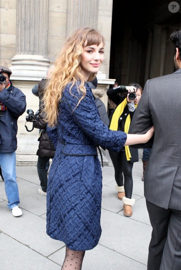 Louise Bourgoin lors de son arrivée au défilé Louis Vuitton le 7 mars 2012