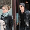 Jennifer Aniston et Justin Theroux sortent de leur hôtel new-yorkais, le 10 mars 2012.