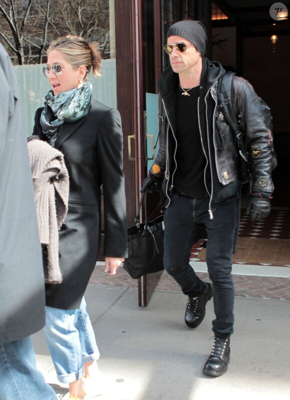 Jennifer Aniston et Justin Theroux sortent de leur hôtel new-yorkais, le 10 mars 2012.