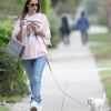 Alessandra Ambrosio promène son chien à Santa Monica, le mercredi 29 février 2012.