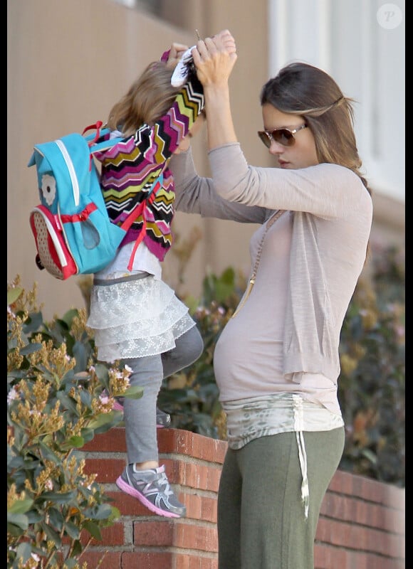 Alessandra Ambrosio s'amuse avec sa fille Anja à l'école, le 1er mars 2012.