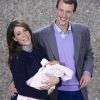 La princesse Marie et le prince Joachim avec leur petite fille née le 24 janvier 2012 à leur sortie de la maternité du Rigshospitalet de Copenhague, le 27 janvier 2012. La petite princesse sera baptisée et ses prénoms dévoilés le 20 mai 2012 en l'église de Mogeltonder.