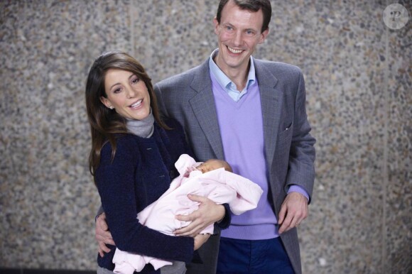 La princesse Marie et le prince Joachim avec leur petite fille née le 24 janvier 2012 à leur sortie de la maternité du Rigshospitalet de Copenhague, le 27 janvier 2012. La petite princesse sera baptisée et ses prénoms dévoilés le 20 mai 2012 en l'église de Mogeltonder.