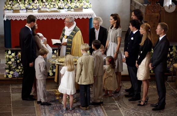 Baptême du prince Henrik le 26 juillet 2009. Sa petite soeur née le 24 janvier 2012 vivra à son tour ce moment le 20 mai 2012.