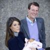 La princesse Marie et le prince Joachim avec leur petite fille née le 24 janvier 2012 à leur sortie de la maternité du Rigshospitalet de Copenhague, le 27 janvier 2012. La petite princesse sera baptisée et ses prénoms dévoilés le 20 mai 2012 en l'église de Mogeltonder.