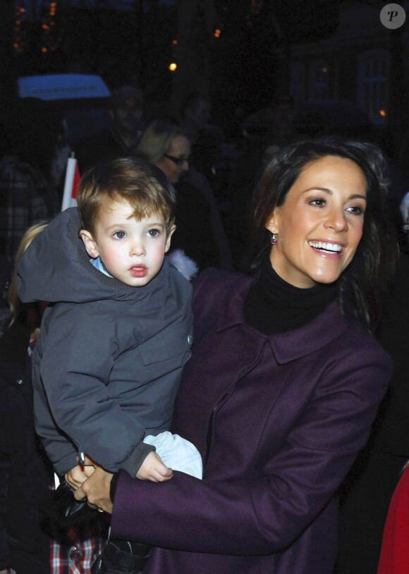 Le prince Henrik dans les bras de sa maman la princesse Marie de Danemark le 1er décembre 2011.