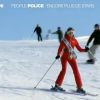 Delphine Wespiser connaît quelques difficultés sur des skis lors de leur vacances à Mégève entre Miss
