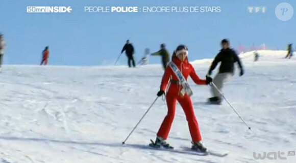 Delphine Wespiser connaît quelques difficultés sur des skis lors de leur vacances à Mégève entre Miss