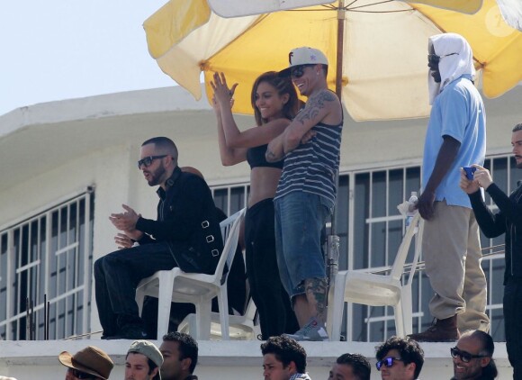 Jennifer Lopez et Casper Smart ont passé un doux moment sur le tournage du clip de la star à Acapulco le 12 mars 2012