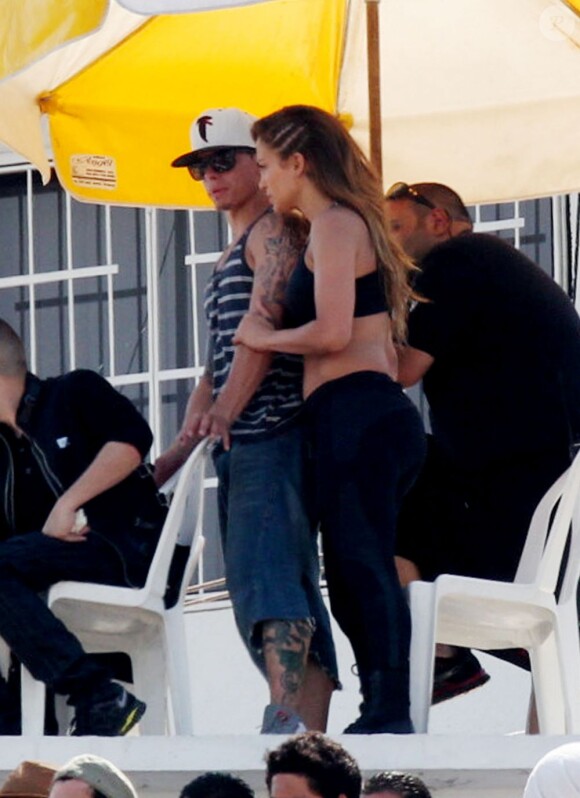 Très complices et affectueux, Jennifer Lopez et Casper Smart ont fait le show sur le tournage du clip de la star à Acapulco le 12 mars 2012