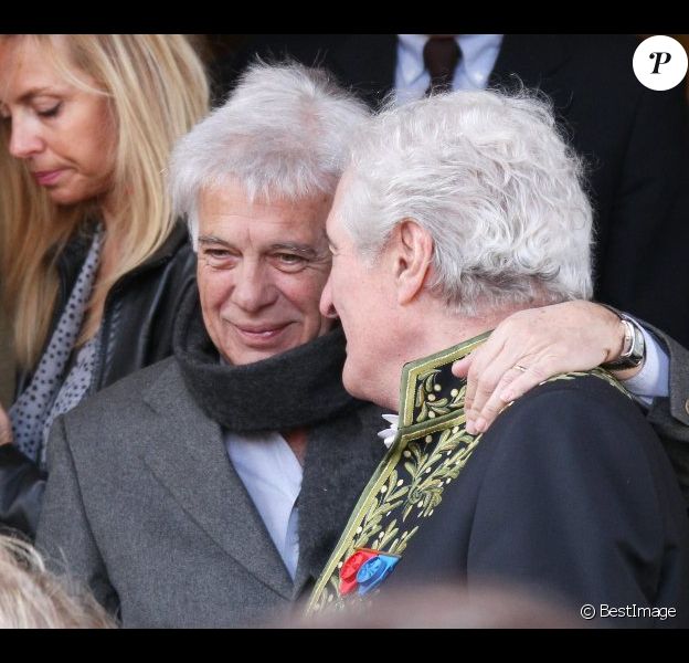 Guy Bedos et Jean-Loup Dabadie aux obsèques de Félicien Marceau, à Neuilly-sur-Seine, le mardi 13 mars 2012.