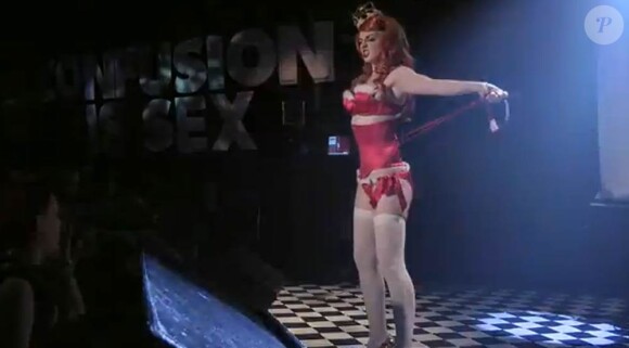 Katrina Darling, la cousine strip-teaseuse de Kate Middleton, dans un numéro ("God save the Queen") de son spectacle Confusion is Sex, au Bongo Club d'Edimbourg en 2011.