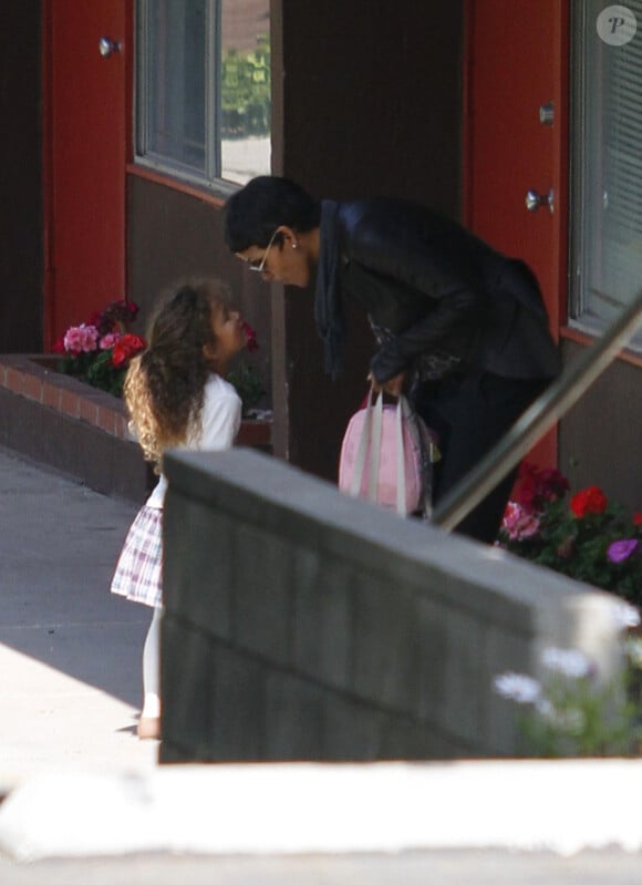 Moment de complicité mère-fille entre Halle Berry et Nahla à l'école (Los Angeles le 14 mars 2012)