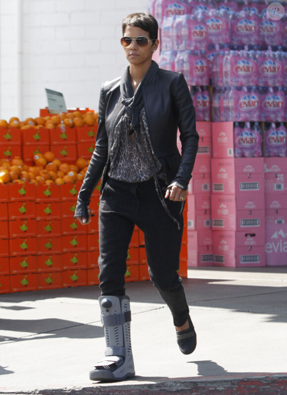 Halle Berry, toujours blessée, et sa fille Nahla font des courses au supermarché à Los Angeles le 14 mars 2012
 