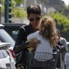 Halle Berry et sa fille Nahla font des courses au supermarché à Los Angeles le 14 mars 2012
 