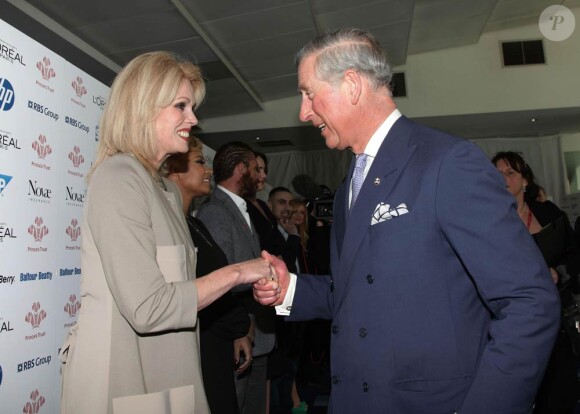 Joanna Lumley saluée par le prince Charles lors de la cérémonie des Prince's Trust and L'Oreal Paris Celebrate Success Awards le 14 mars 2012 à l'Odeon Leicester Square de Londres.
