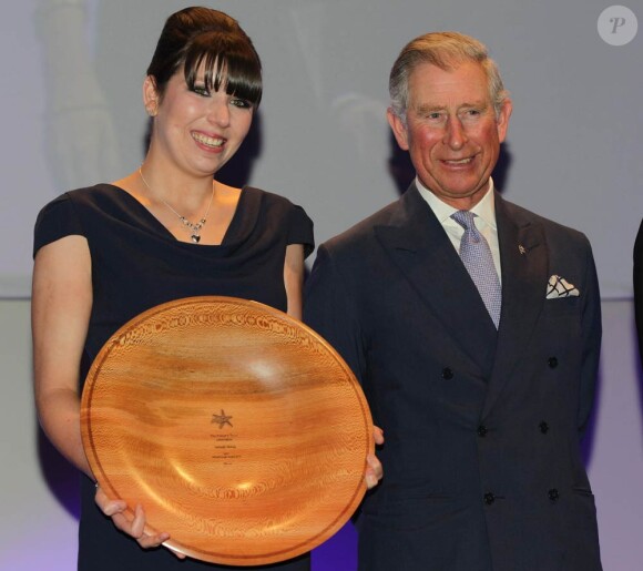 Le prince Charles au côté d'un des lauréats lors de la cérémonie des Prince's Trust and L'Oreal Paris Celebrate Success Awards le 14 mars 2012 à l'Odeon Leicester Square de Londres.