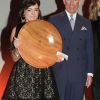 Le prince Charles au côté d'un des lauréats lors de la cérémonie des Prince's Trust and L'Oreal Paris Celebrate Success Awards le 14 mars 2012 à l'Odeon Leicester Square de Londres.