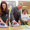 Le prince Charles avec Kate Middleton lors de leur visite à la Fondation for Children and the arts le 15 mars 2012.