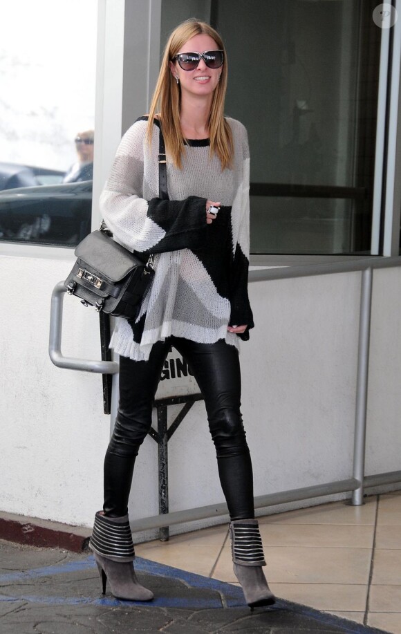 Nicky Hilton, stylée dans son pull oversize et souriante à Beverly Hills. Le 14 mars 2012.