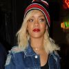 Rihanna, radieuse blondinette habillée d'un bonnet Trapstar, d'une veste Acne, d'un legging Alexander Wang et d'escarpins Christian Louboutin à New York, le 13 mars 2012.