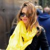 La superbe Jessica Alba à New York twiste son look entièrement noir avec une écharpe d'un jaune presque aveuglant pour un parfait contraste. Le 9 mars 2012.