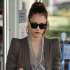 Jessica Alba fait le plein avec style ! L'actrice de 30 ans portait un blazer gris sur un chemisier Joie, un jean et des sandales Miu Miu. Beverly Hills, le 14 mars 2012.