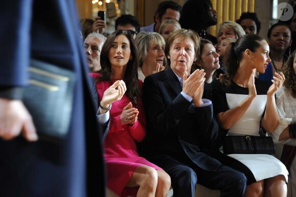 Paul McCartney et son épouse Nancy Shevell au premier rang du défilé Stella McCartney à Paris, le 5 mars 2012.
