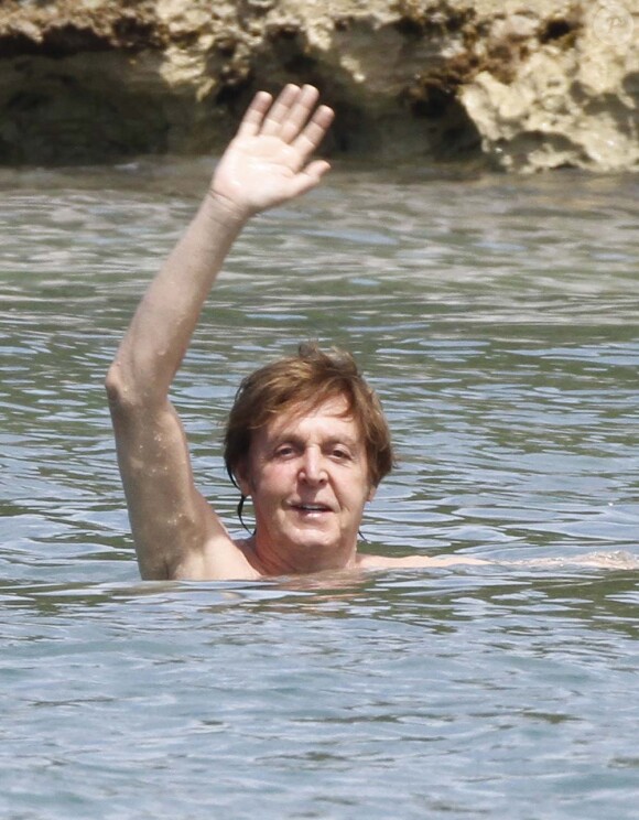 Paul McCartney barbote à Saint-Barthélemy, le 15 mars 2012.