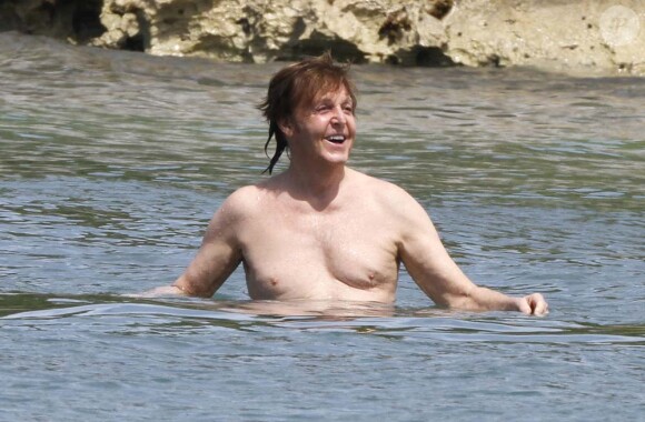 Paul McCartney se baigne sur une plage de Saint-Barthélemy, le 15 mars 2012.