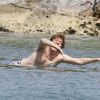 Paul McCarntey se baigne sur une plage de Saint-Barthélemy, le 15 mars 2012.