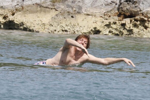 Paul McCarntey se baigne sur une plage de Saint-Barthélemy, le 15 mars 2012.