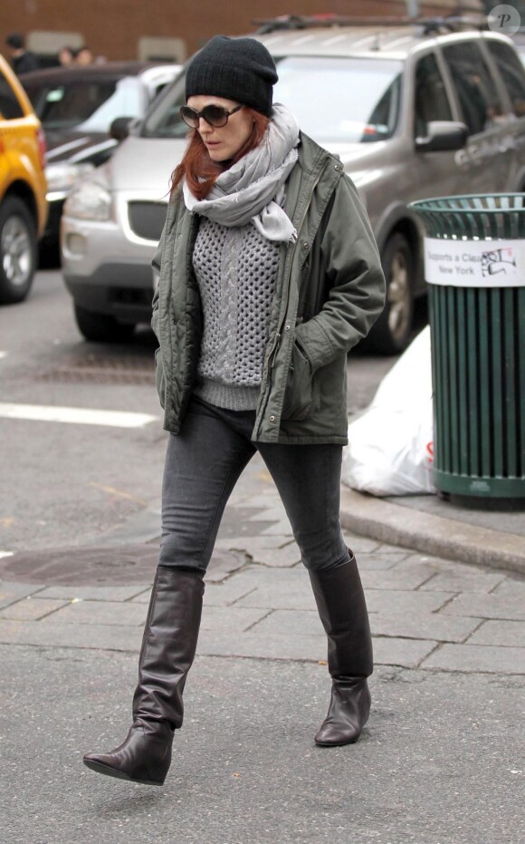 Julianne Moore fait du shopping dans une boutique J. Crew à New York, le 16 mars 2012.
